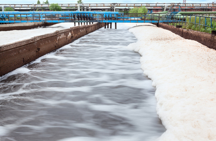 (圖:工業(yè)廢水處理池泡沫)