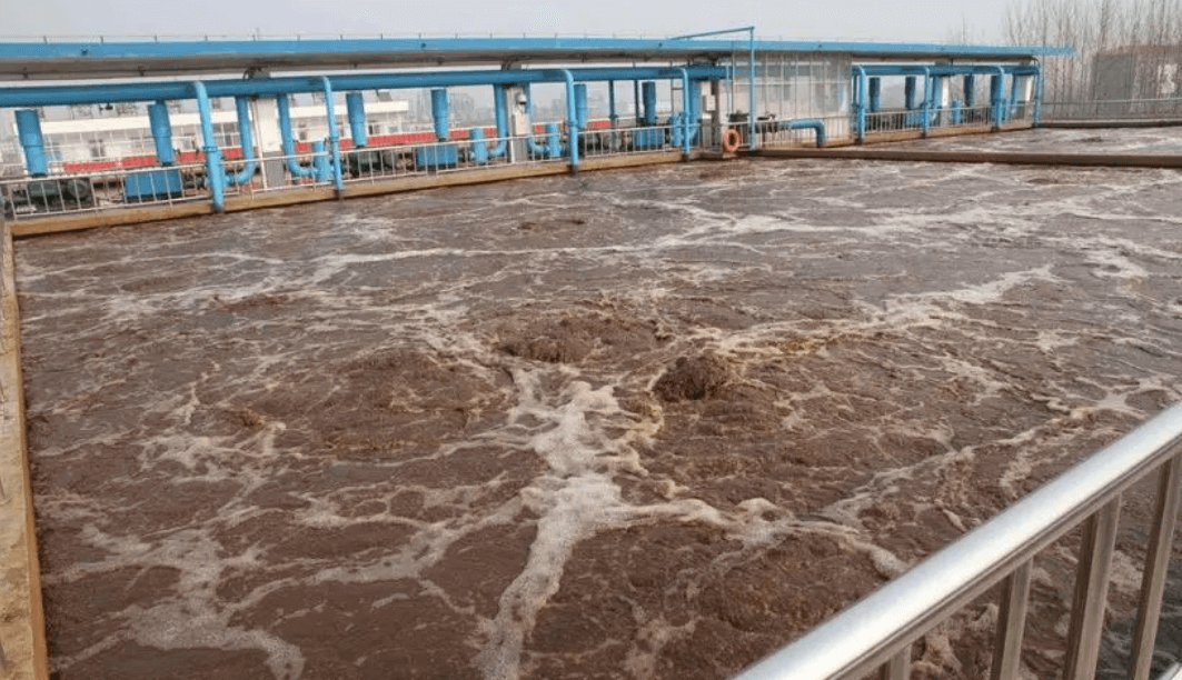 （圖：造紙廢水起泡現(xiàn)場(chǎng)）